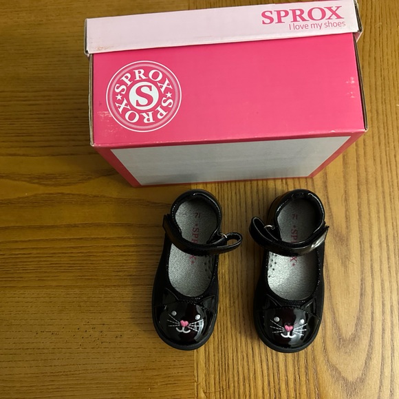 NIB Sprox Black Patent Kitty Shoes Kids Size 7 - Picture 2 of 4